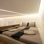 Modern Loft-Style Apartment - Pink Flamingo