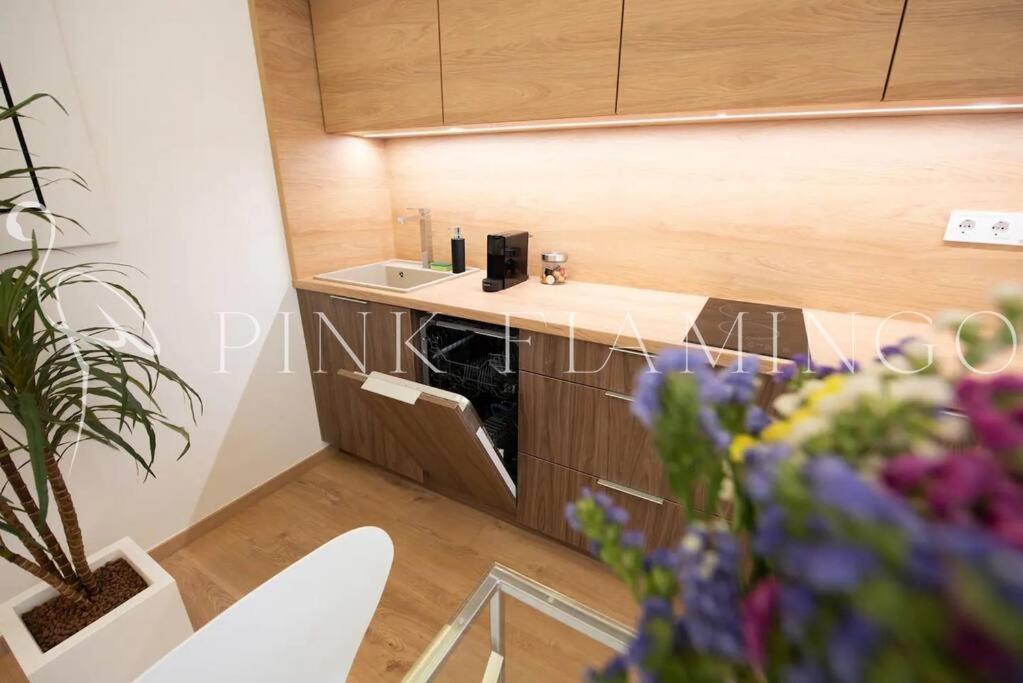 Modern Loft-style - Pink Flamingo Apartment *